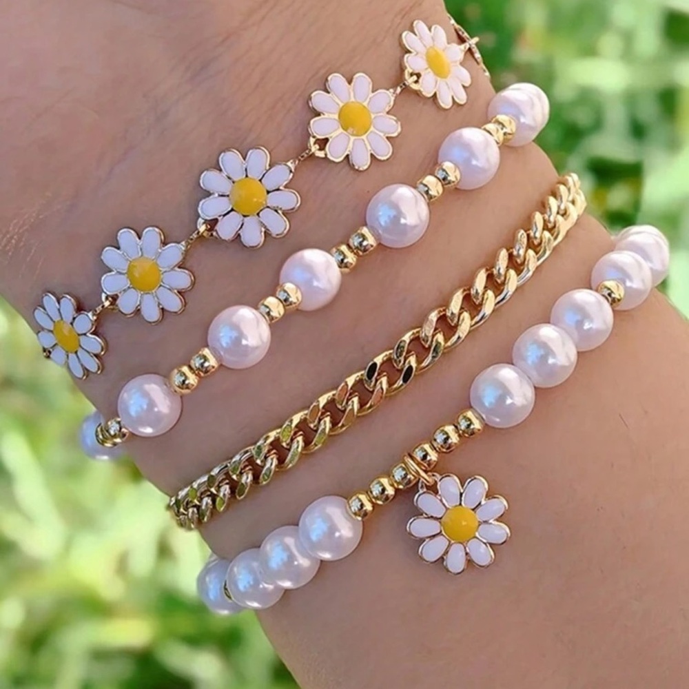 Elegant Pearl and Gold Daisy Bracelet